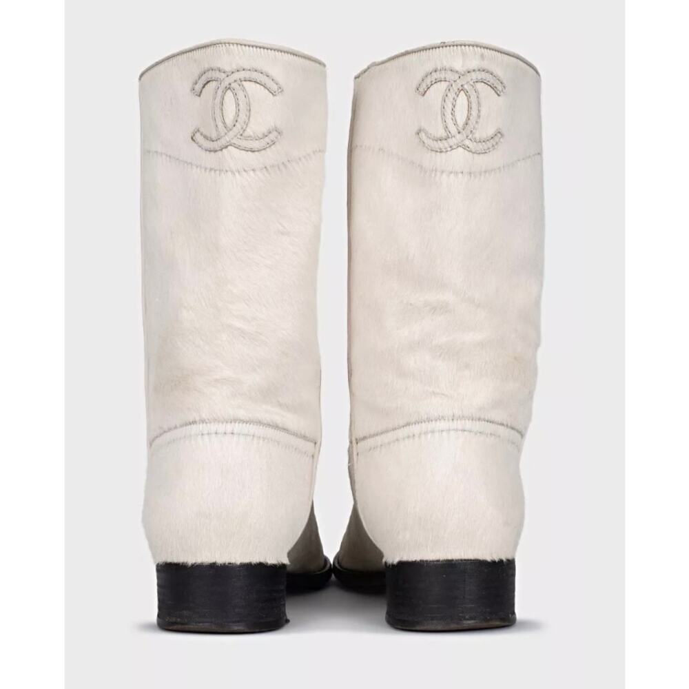 Elegant Chanel White Textured Leather Logo Boots - EU 38 - Picture 4 of 7